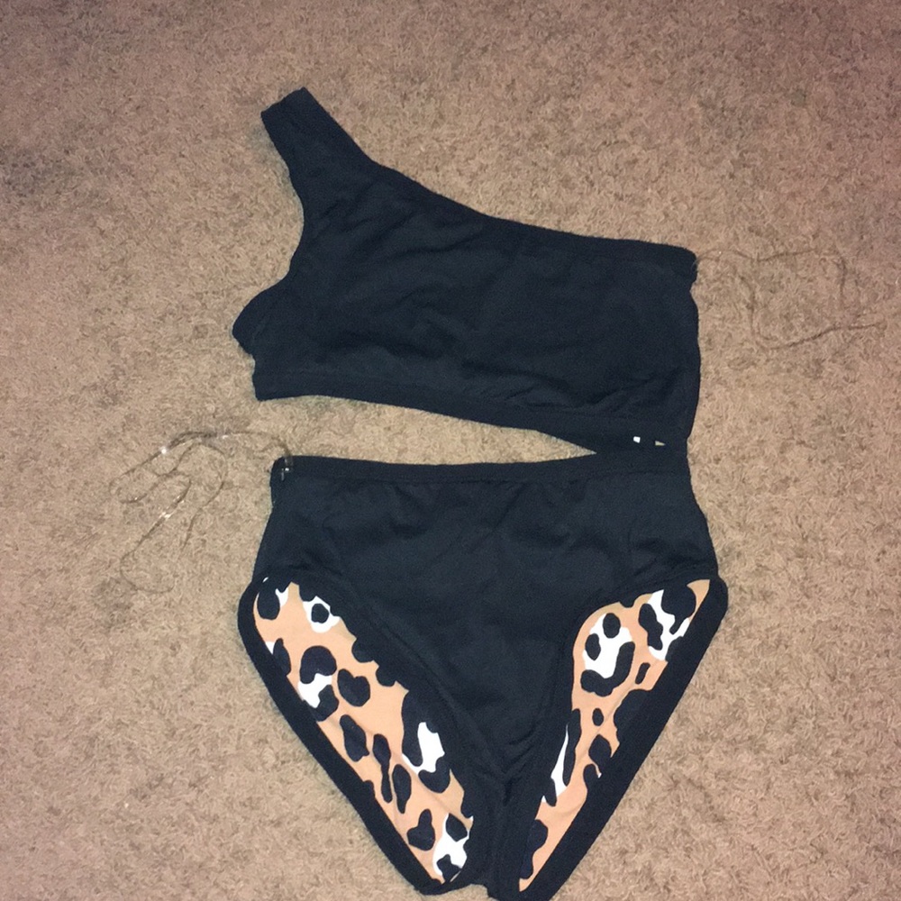 Michael Kors Black / Leopard Reversible One Shoulder Maillot - Picture 7 of 12